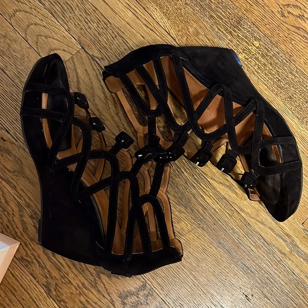 L’Amour Des Pieds suede wedge